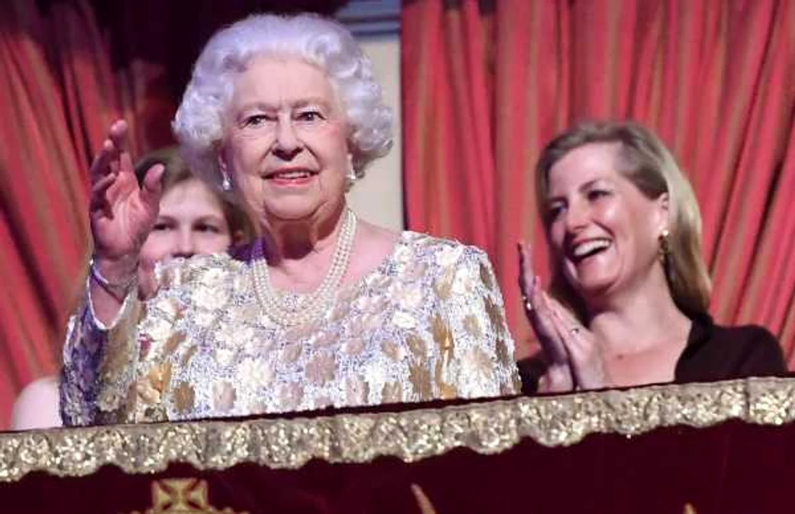 Regina Elisabeta are o relaţie foarte apropiată cu nora sa Sophie (spate dreapta) FOTO Guliver/Getty