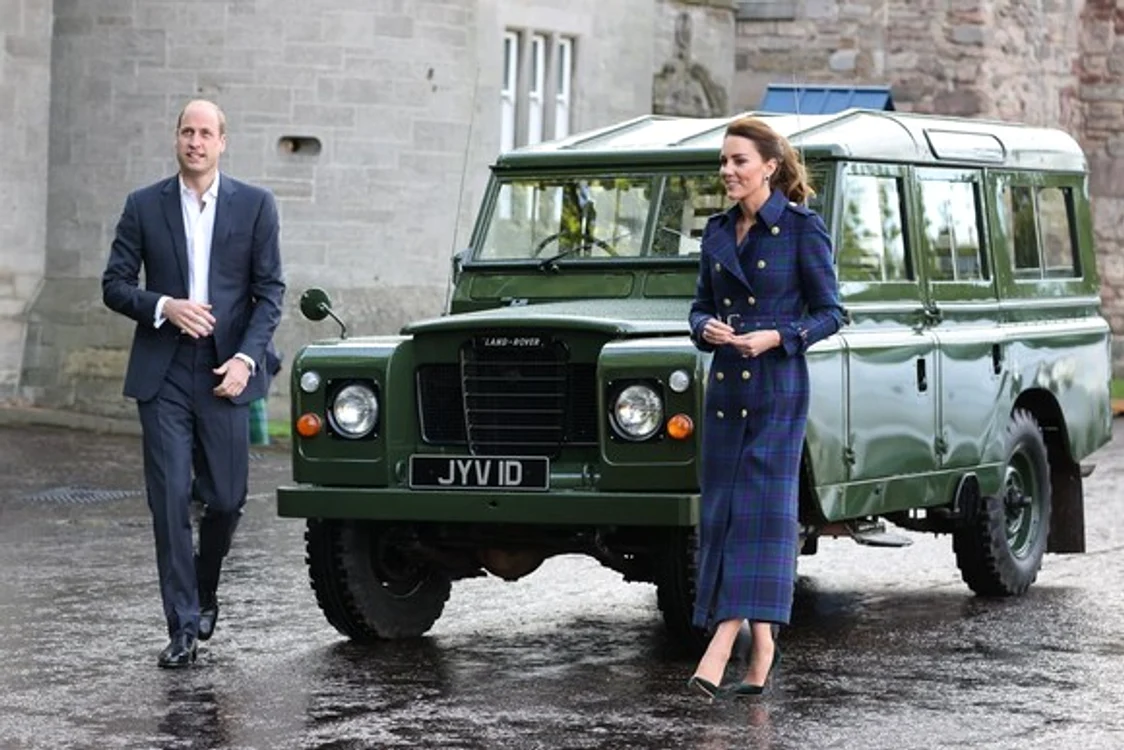 Ducele și Ducesa de Cambridge au mers la un cinema cu mașina răposatului prinț Philip, un Land Rover clasicSursă foto: Profimedia