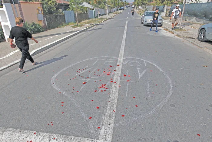 Pe stradă, în faţa porţii fostei soţii, este desenată o inimă imensă cu un mesaj tulburător