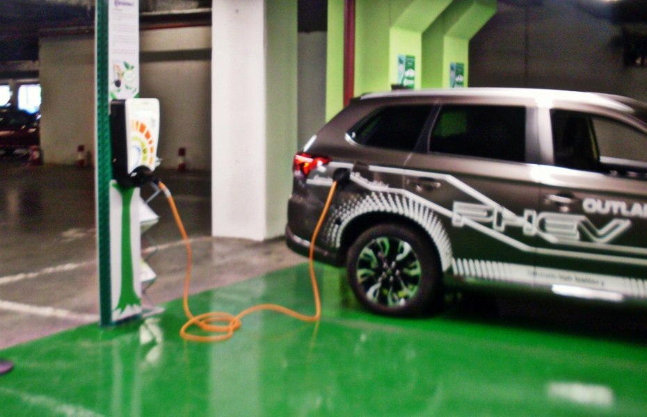 Vești proaste pentru iubitorii mașinilor electrice. Bateriile cu care funcționează acestea poluează cu substanțe chimice periculoase