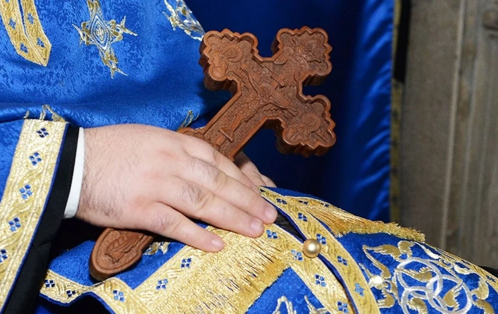 Preotul din Năvădari acuzat că a încercat să corupă sexual doi elevi a fost reținut de DIICOT