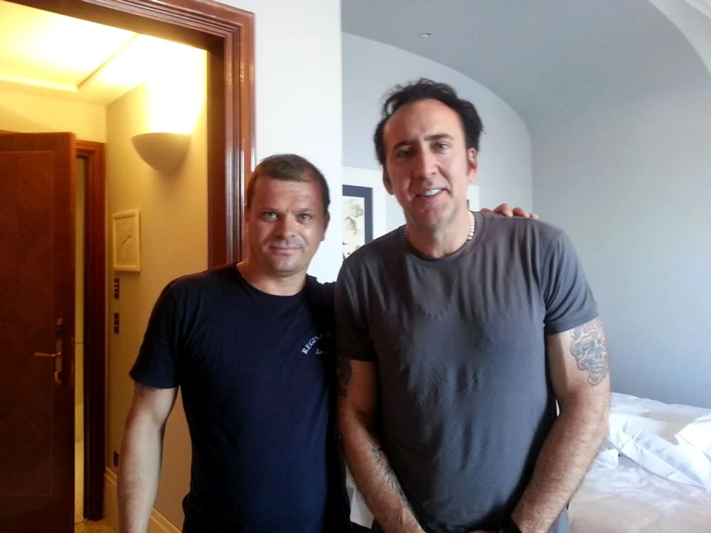 Ștefan lucrează într-un hotel de lux unde are ocazia să întâlnească vedete ale cinematografului precum Nicholas Cage