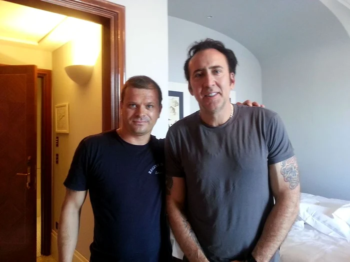 Ștefan lucrează într-un hotel de lux unde are ocazia să întâlnească vedete ale cinematografului precum Nicholas Cage