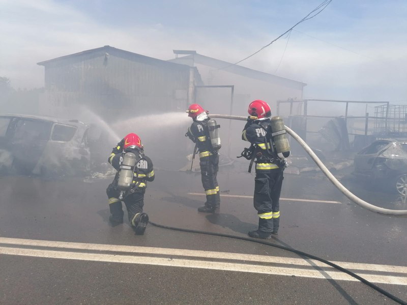 Incendiu violent la un service auto. Sașe mașini au ars în totalitate VIDEO