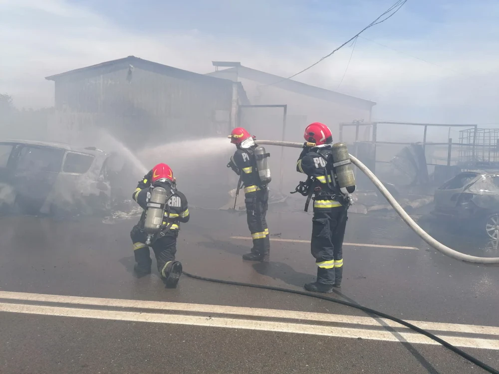  Sașe mașini au ars în totalitate. FOTO ISU Brăila