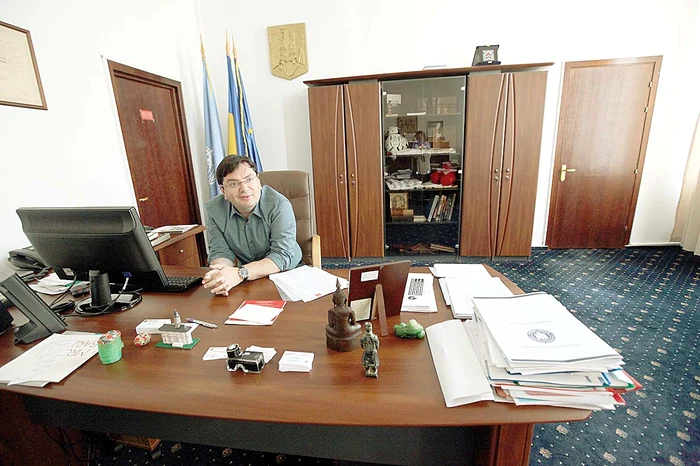 Nicolae Bănicioiu are doar câteva obiecte pe birou
