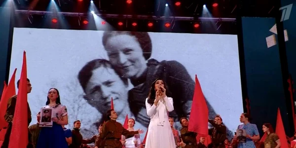 Bonnie si Clyde prezentati la Pervii Kanal ca imagine a unui cuplu de sovietici FOTO liga.net