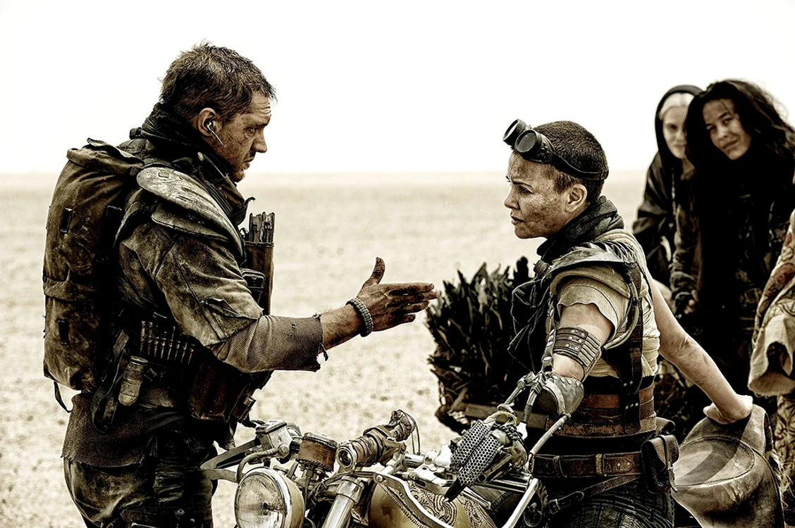 Max şi Furiosa  din ”Mad Max:  Fury Road”,  la un pas să  se ia la bătaie  în faţa camerelor