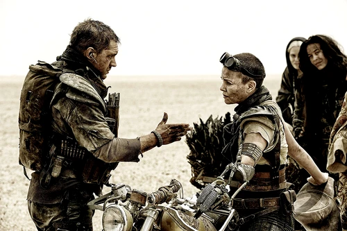 Max şi Furiosa din ”Mad Max: Fury Road”, la un pas să se ia la bătaie în faţa camerelor