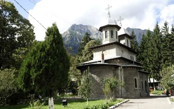 Biserica Domnească din Buşteni FOTO alpinexpert.ro