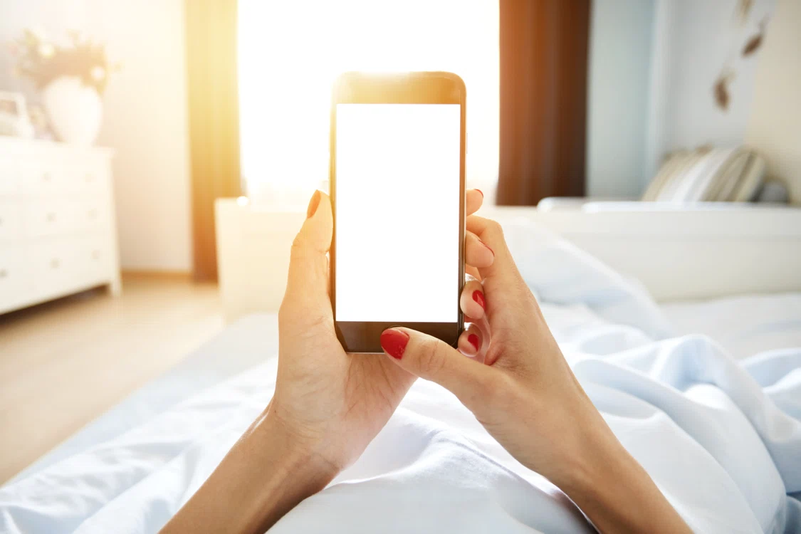Una dintre reguli: telefonul mobil nu mai are ce căuta în camera în care dormițifoto: Shutterstock
