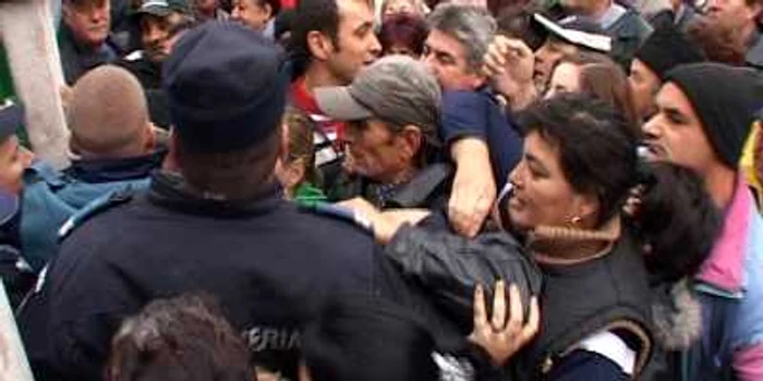 Îmbulzeală şi urlete la secţia de votare de la Colegiul Cantacuzino