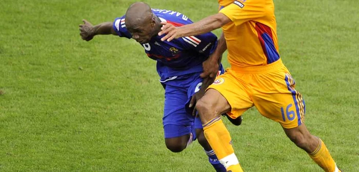 Claude Makelele (stânga), în duel cu Bănel Nicoliţă