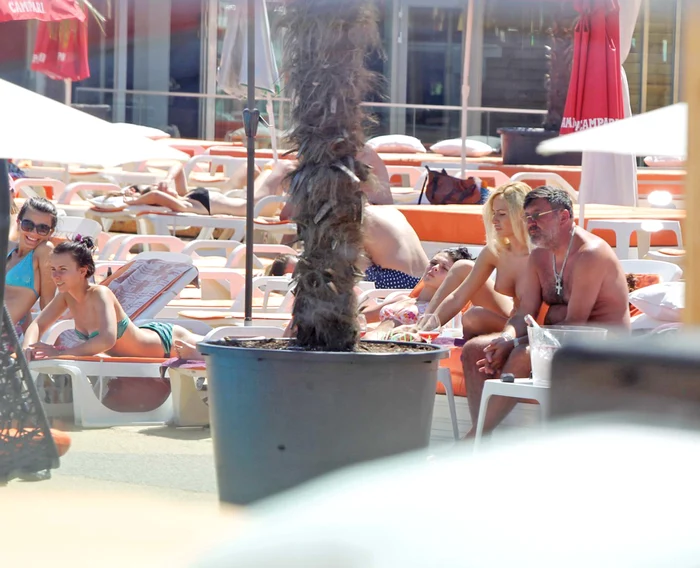 
    Dan Nicorescu, surprins  recent la o piscină din București alături de o tânără dezinhibatăFoto: Mihai Ionescu  