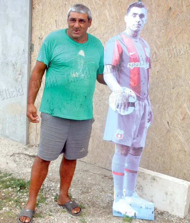 Marin Nicoliţă nu se  desparte de macheta  de carton cu fiul său