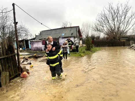 Localnici evacuați din calea apelor Foto ISU Hunedoara (1) jpg