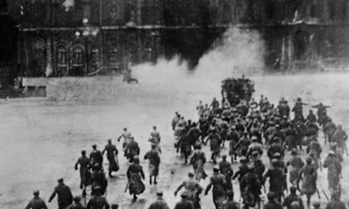 Bolşevicii iau cu asalt Palatul de Iarnă, 1917: „Ca un râu negru, ne revărsam prin Arcul Roşu” jpeg