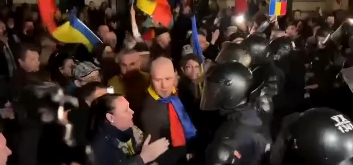 Protestele de duminică seară au degenerat în violenţă stradală. Foto: captură video
