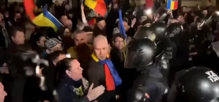 Protestele de duminică seară au degenerat în violenţă stradală. Foto: captură video