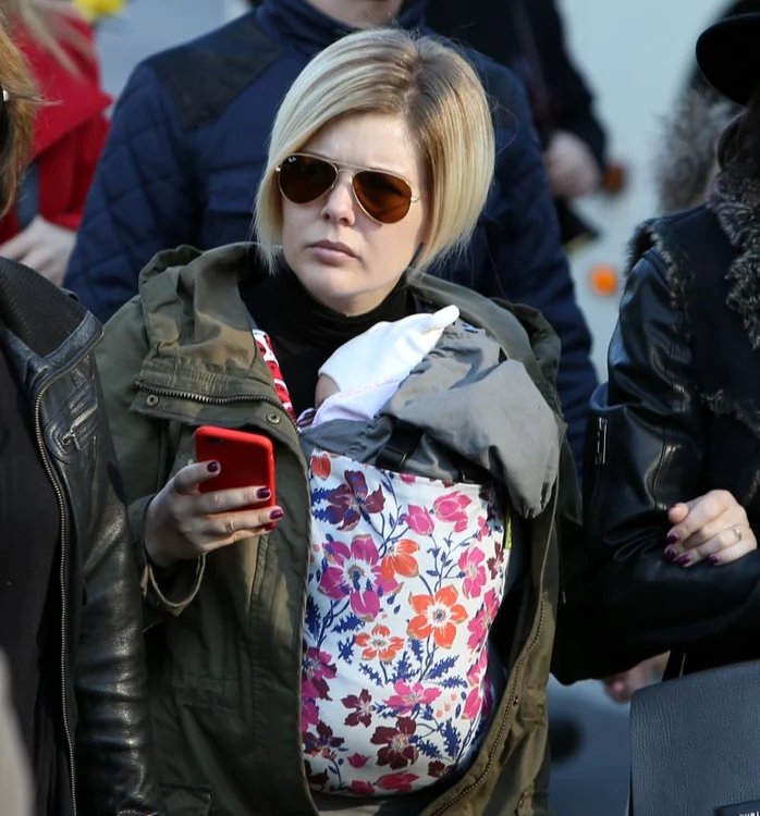 
    Bianca Ioniţă şi-a ţinut fetiţa într-un marsupiu specialfoto: Florin Ghioca  