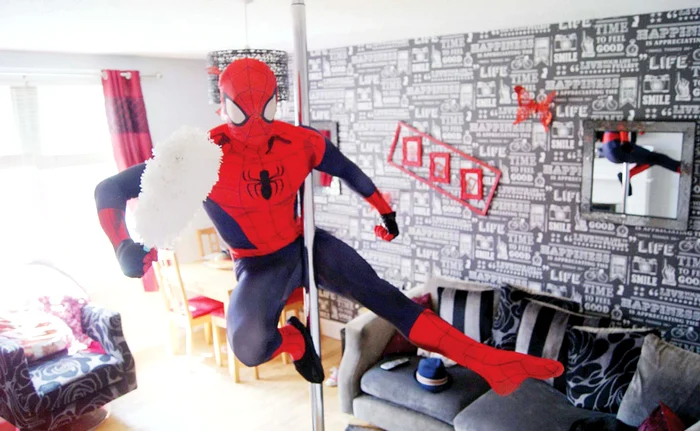 Îşi dă foc pentru a semăna cu Torţa Umană din „Cei 4 Fantastici”