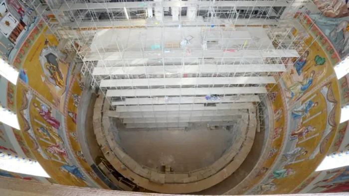 În interiorul catedralei continuă pictarea în mozaic. Foto: catedralaneamului.ro / Iulian Dumitrașcu