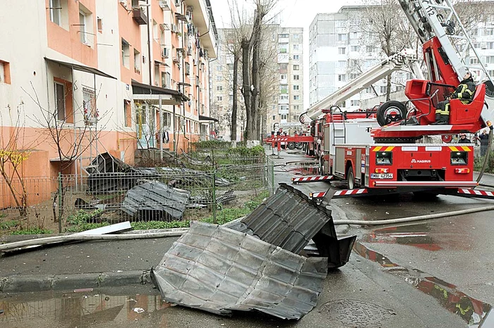 Pompierii au acționat în forță și au decopertat tot acoperișul