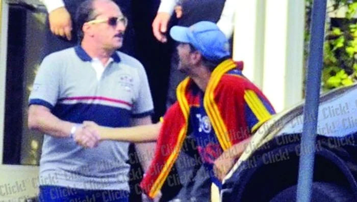 Cei doi soţi au ieşit din restaurant ţinându-se de mână