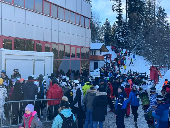 Cozi uriașe le transportul pe cablu în Poiana Brașov FOTO Alex Ichim