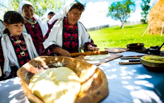 Prepararea plăcintelor pădureneşti/ Foto: Primăria Cerbăl.