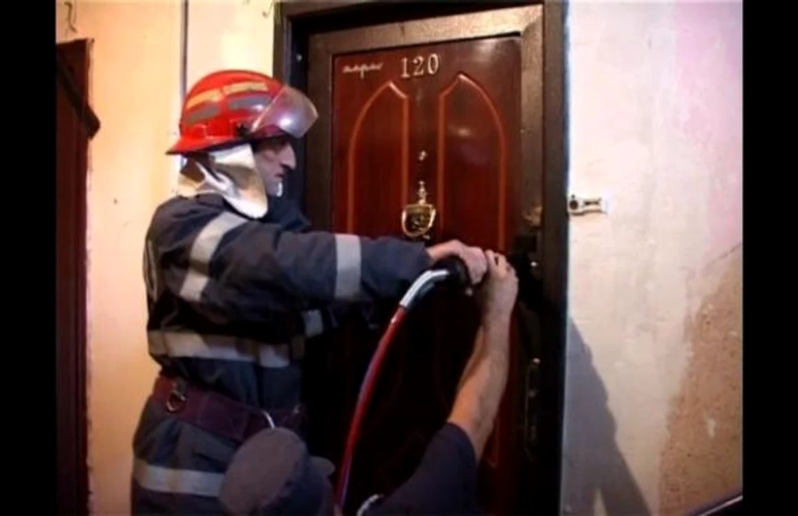 Pompierii încercau să intre în locuința bărbatului FOTO Inspectoratul pentru Situații de Urgență