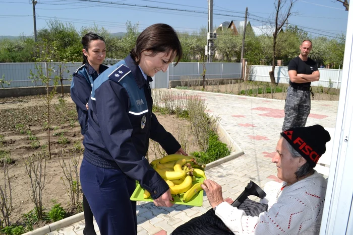 Poliţiştii vrânceni au făcut o bucurie bătrânilor