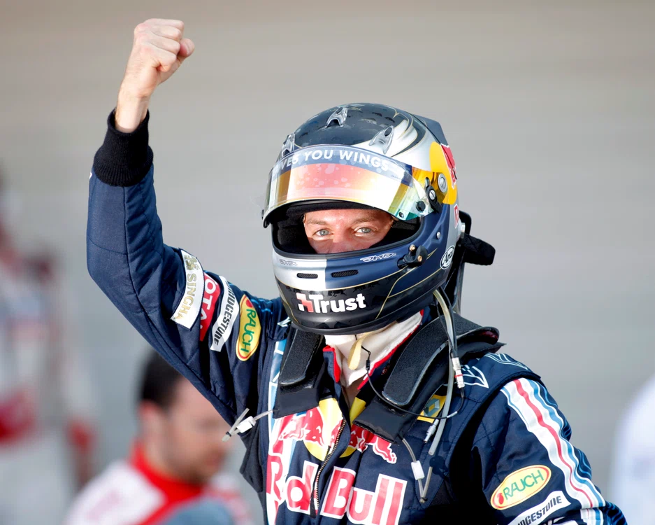 
    Vettel exultă după ce a terminat primul calificările  