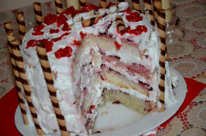 
    Tort "Livada cu vişini"  