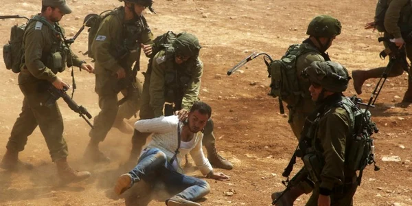 Forţele israeliene de securitate arestează un demonstrant palestinian în timpul unui protest împotriva exproprierii unui teren palestinian în satul Tamun lângă Nablus în Cisiordania ocupată de Israel FOTO AFP / Jaafar Ashtiyeh