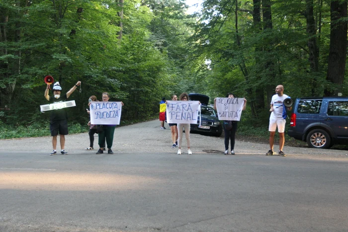 Câțiva protestatari au venit cu bannere ce conțin mesaje anti-PSD