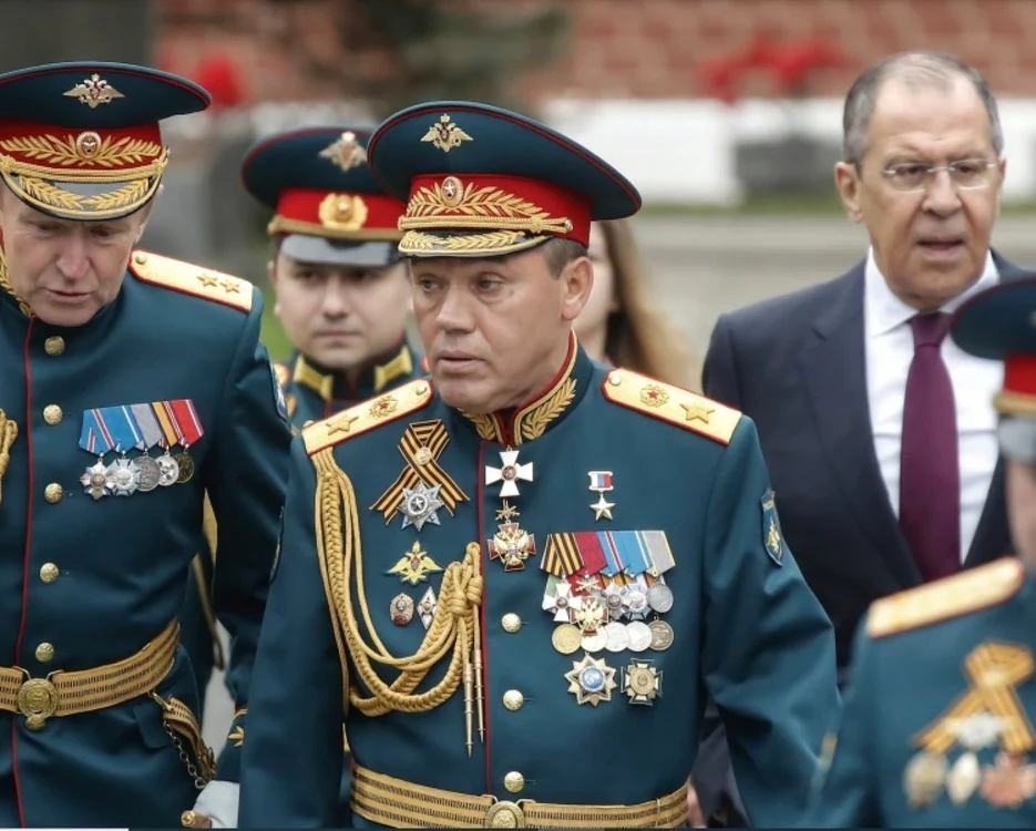 Este posibil ca pe 9 Mai 2022, în Piaţa Roşie din Moscova, generalul Valery Vasilievich Gerasimov să dea raportul preşedintelui Vladimir Putin, în locul ministrului apărării, Serghei Şoigu, aflat în spital.