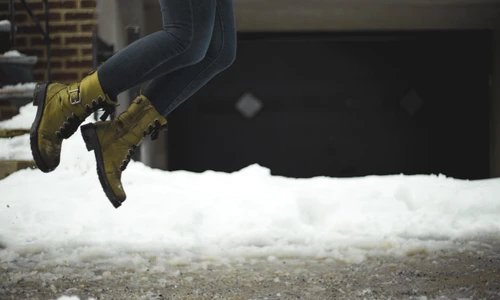 1 femeie cu ghete verzi jpg jpeg