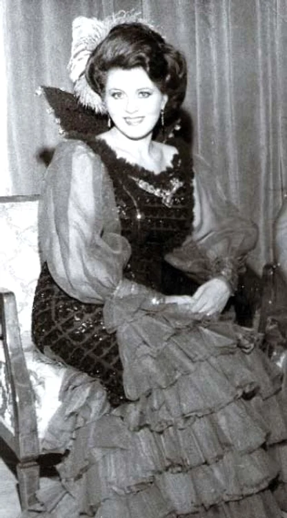 Moda retro o prindea de minune pe solistă, care are alura unei regine