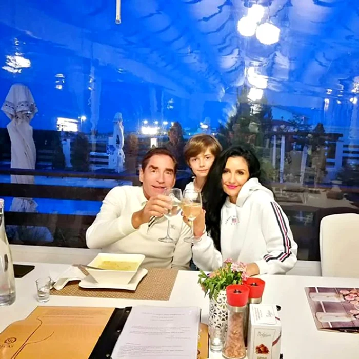 
    Petre Roman poartă tot timpul ținute colorate și la modă  