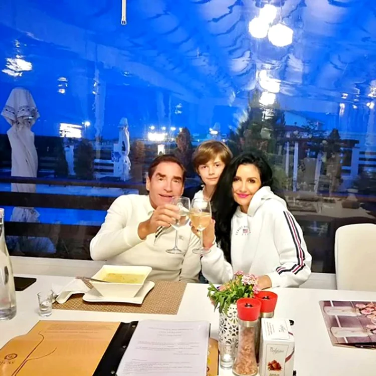 
    Petre Roman poartă tot timpul ținute colorate și la modă  
