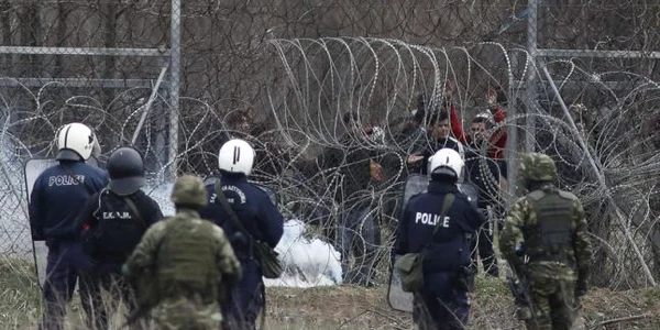 Migranti si politia greaca la punctul de trecere Kastanies FOTO EPA-EFE
