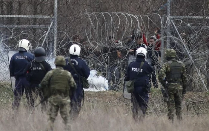 Migranţi în faţa Poliţiei elene la punctul de trecere Kastanies FOTO EPA-EFE