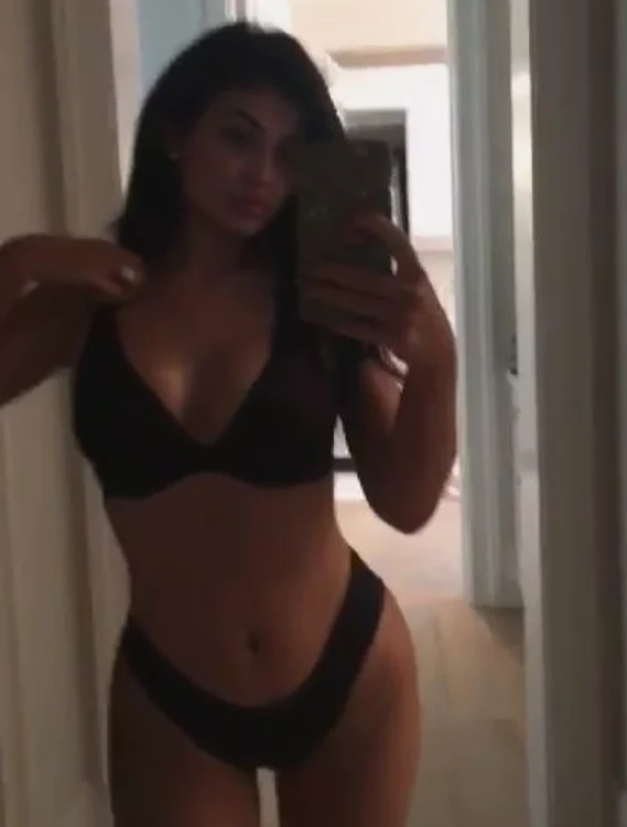 Kylie nu are nicio reținere în a-și arăta trupul pe Internet