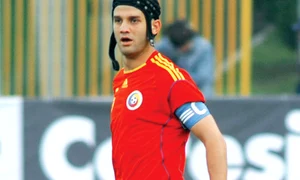 Chivu a condus din teren naţionala la turneul final din 2008 jpeg