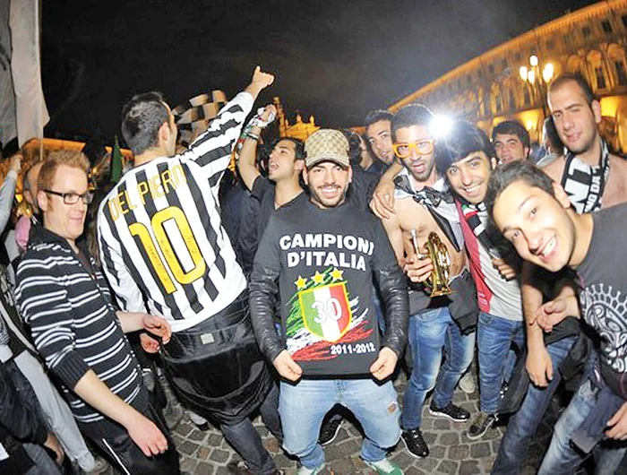 
    Zeci de mii de oameni  au ieşit în stradă la Torino  pentru a celebra un nou titlu de campioană  