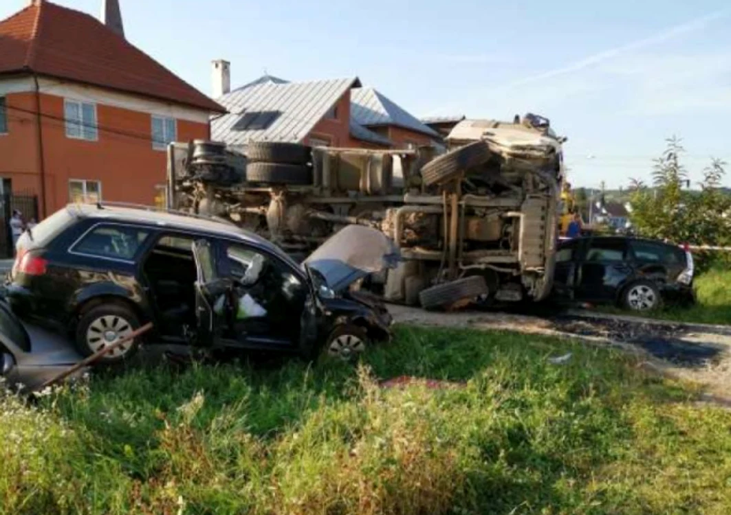 În urma accidentului, mai multe autoturisme au fost avariateFoto: ISU Bistrița-Năsăud