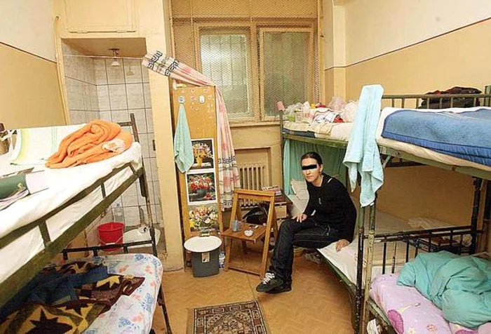 Aşa arată celula în care va dormi de acum înainte Elena Udrea
