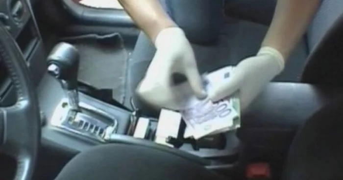 Instructorul i-a pretins denunţătorului 250 de euro. Foto arhiva Adevărul