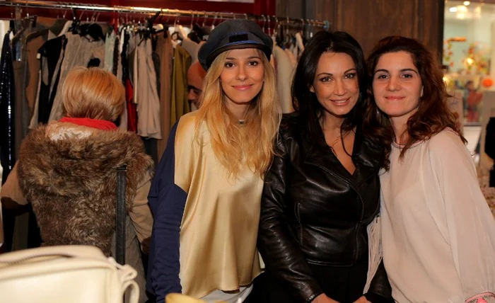 Nicoleta Luciu, Dana Rogoz, targ, haine